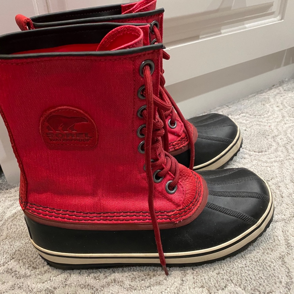 Size 7 Sorel duck boots.